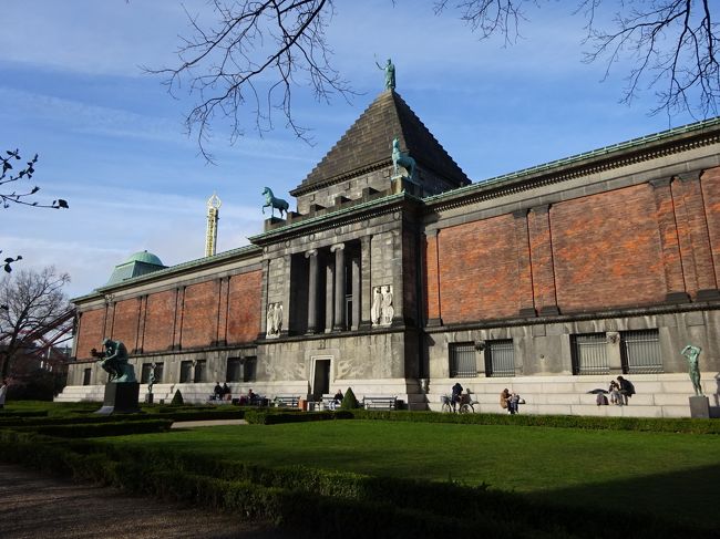 ホテルの場所を確認後、ニュー・カールスベア美術館の「裏庭」で一休み。<br />