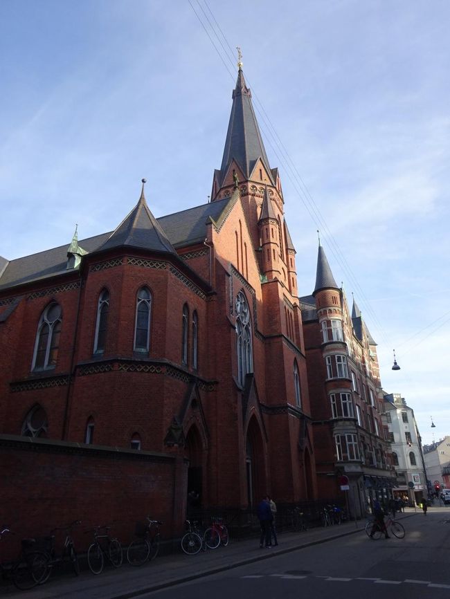 市庁舎前広場からホテルまでは思ったより距離がありました。<br />そろそろ到着。これは部屋の窓から見えた教会だな？