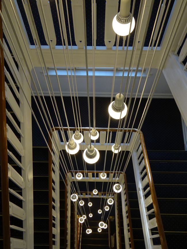 吹き抜けのレトロな階段と上から吊られた明かりがなんともいえません。<br />部屋は平凡ですが、美しい部分があるホテルでした。