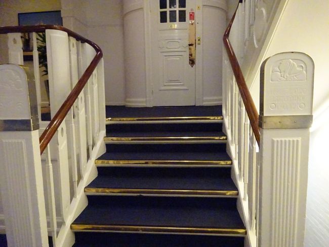 サボイホテルの旧入口から入ると正面にレトロなエレベータがあります。<br />現在、使われてはいないようですが・・・<br />（新しい入口からロビーを抜けた所に別のエレベータがあります。）