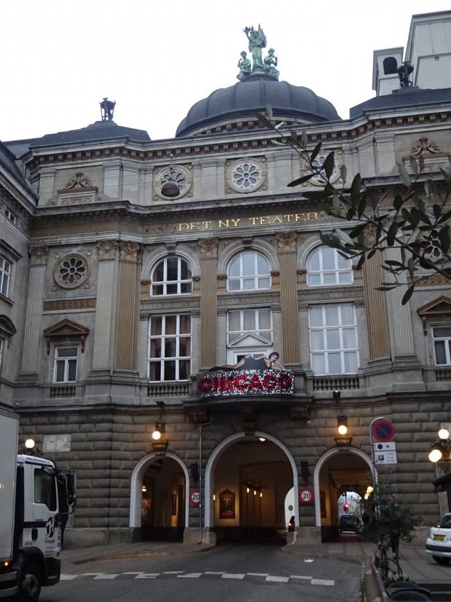 ホテルの側にはニューシアターがあります。<br />「シカゴ」上演中でした。