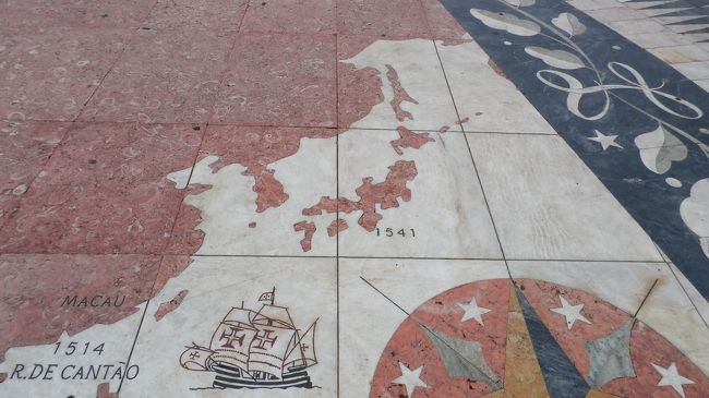 海沿いに歩いて発見のモニュメントへ。<br />日本が微妙な形で描かれてます。