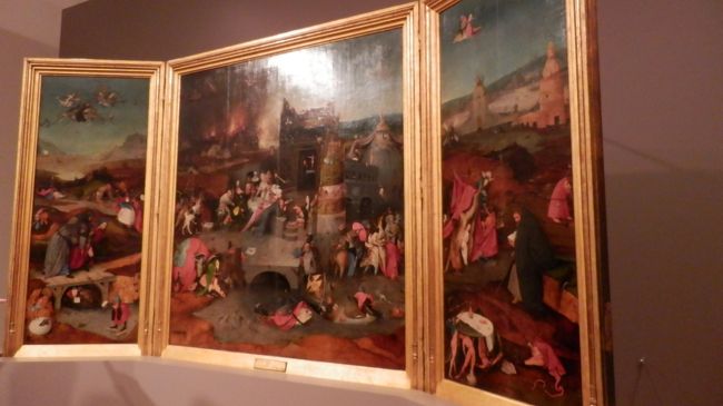 大通りからバスに乗って国立古美術館へ。<br />リスボアカードで無料。