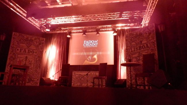 夜はファド・イン・チャドのライブへ。<br />二人の弾き手、男女の歌い手が楽しませてくれました。<br />ファドレストランと迷いましたが、ショーだけのでよかったです。<br />歌よりもポルトガルギターのプロすぎる演奏にうっとり。<br />ここからホテルまでバスで一本。ロケーションもGoodです。<br /><br />明日はシントラへ向かいます。<br />シントラではザ・観光地ならではのびっくり体験が。<br />