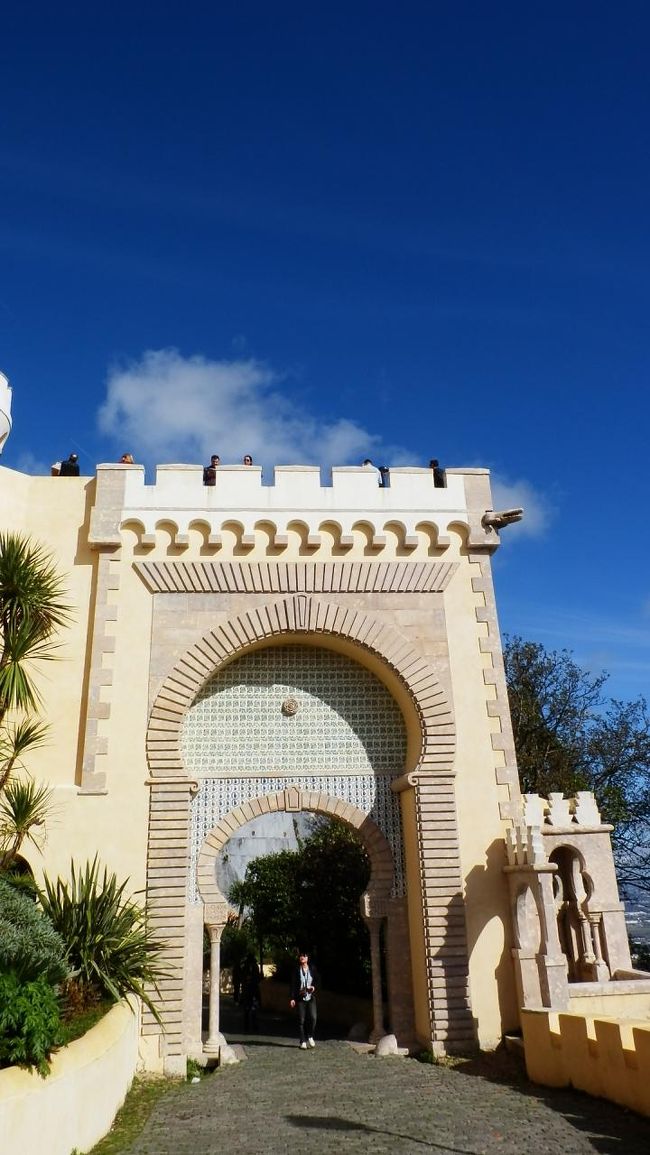 またバスに乗ってペナ宮へ。リスボアカードで9.83ユーロ。<br />青空が濃い！<br />標高500mの山頂部にそびえる宮殿で、フェルディナンド2世の命によって1850年に完成。