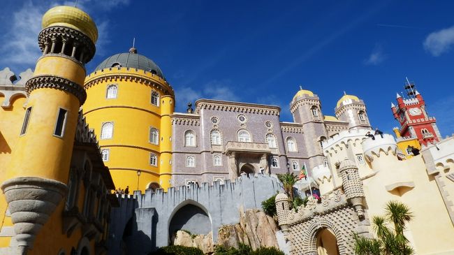 テーマパークでも使わないようなハッキリとした山吹色。