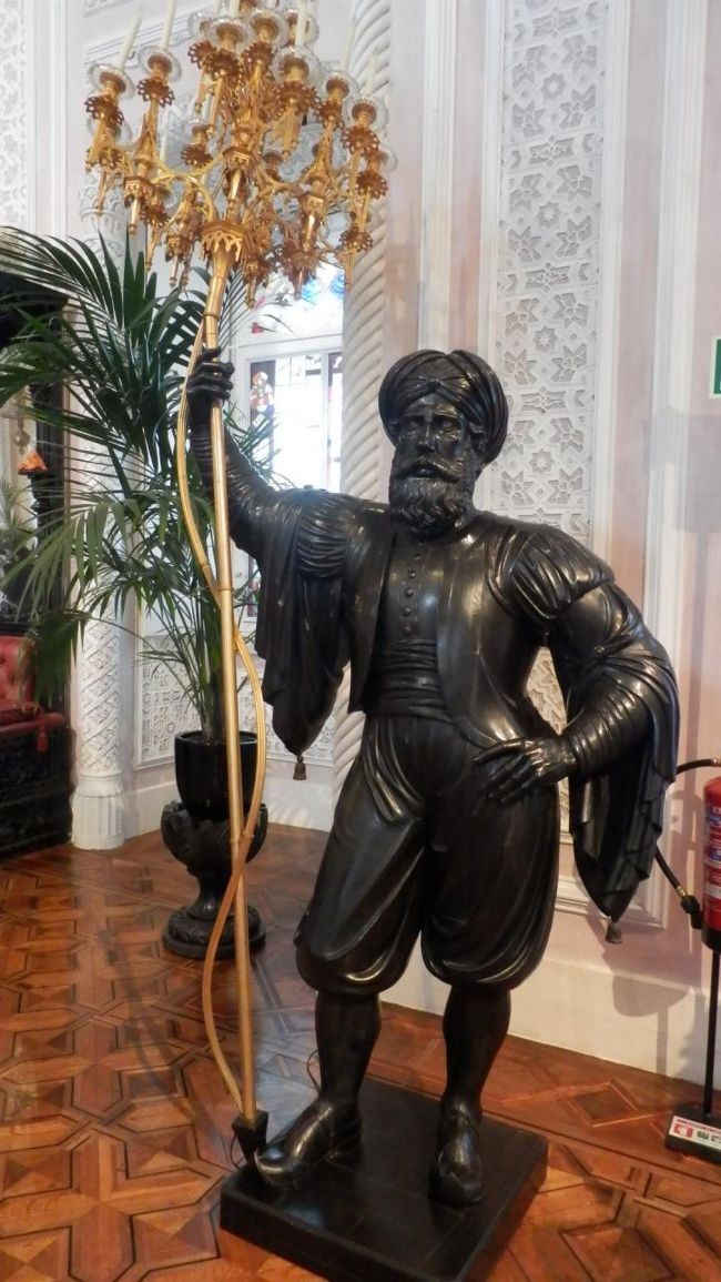 彫像、兼、シャンデリア持ち。