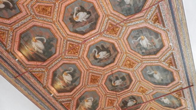 バスに乗ってシントラ城へ。<br />リスボアカードで7.65ユーロ。<br />かつてのポルトガル王室の夏の離宮。<br />イスラム教徒の応急として建造され、レコンキスタののち1280年代から増築開始。<br />ジョアン1世、マヌエル1世の時代に大改修が行われました。