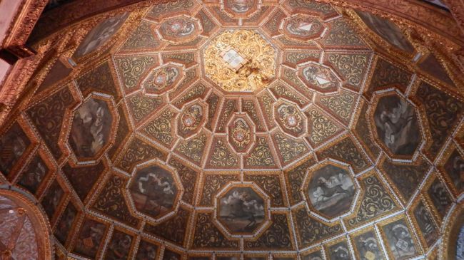 15世紀のアズレージョの部屋の天井も見事。