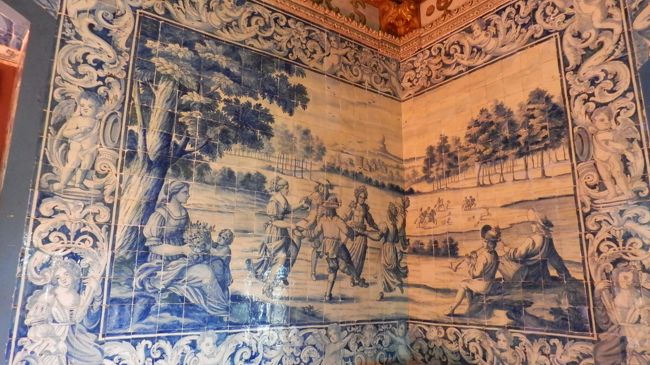 アスレージョはポルトガル語で「タイル」の意味ですが、元来はアラビア語の「青い」からきています。<br />彩釉のタイルで、1580年代に製造が始まりました。<br />17世紀以降は青、黄、紫、緑などの多彩色の色絵タイルが出現、1767年の王立ラート窯の設立後はロココ、アールヌーボーがデザインの主流に。<br />現在は幾何学模様や民芸調など多岐にわたり、室内装飾のほかチーズ切り板などの実用品も。オランダのデルフト焼きも同じくチーズ切り板になっているのとおなじですね。