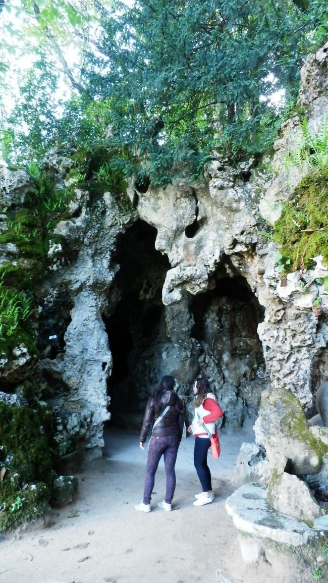 さて、シントラ城を出て徒歩でレガレイラ宮殿へ。<br />実はここへいく路上、前を歩いていた中国人のおばちゃんがカップルのスリに狙われて、突き飛ばされてかわいそうな目に合っていました。<br />こんなのどかなところでもザ・観光地は気を付けなければいけませんね。