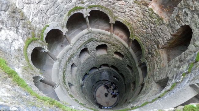 庭から洞窟を通っていくと、こんな深い井戸の底にでるのでした。