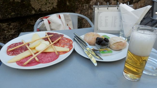 と言ってもお天気が良かったのでビールで乾杯。<br />昼間外で飲むビールほどうまいものはありません。