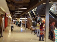 イマーゴショッピングセンターです。
とても近代的できれいでおしゃれ。
入っているお店もユニクロとかケイトスペードとかＴＵＭＩとか・・・。
お客さんも多かったです。