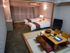 宿は、名古屋から少し離れた「三河湾リゾートリンクス」です。

これだけ広い部屋で、１泊２食で１人１万円。お得でした。