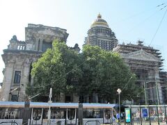 [Law Courts of Brussels　ブリュッセル最高裁判所]

1883年完成。（現在は修復工事中）
高さ120m、幅150m、総面積2万6000㎡とヨーロッパ最大級の裁判所です。
