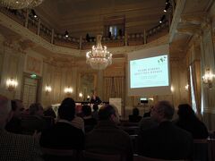 イタリアのオペラハウスについての学会に出席。