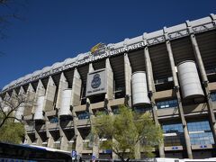 さらにレアル・マドリードの本拠地、サンティアゴ・ベルナベウのツアーとなった。

写真はスタジアムの外観。