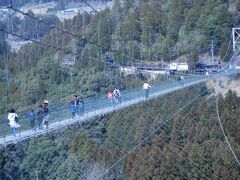 スリル満天！空中散歩「谷瀬つり橋」
日本有数の長さを誇る鉄線のつり橋。
上野地と谷瀬を結ぶこの巨大なつり橋は長さ２９７メートル高さ５４メートル。
