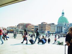 ヴェネツィア　サンタルチア駅に到着。

右側にあるはずのローマ広場を目指してすすみます。