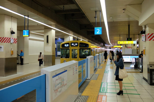 西武線池袋駅から<br /><br />生れてはじめての西武線池袋駅へ来たのは<br /><br />昭和２７年３月の事でした・<br /><br />高校受験の受付へ<br /><br />当時は　武蔵野線から西武線と名前が変わったばかり<br /><br />西武デパートもマーケットのようなものでしたが<br /><br />それから３年後高校を卒業するころは<br /><br />８階建ての西武デパートになり　<br /><br />西口の東武デパート　丸物も出来て賑やかになりました。<br /><br />車両も　大正１２年製もあり　ギシギシ　<br /><br />乗ったときは　「乗ったぞ」じまんでした