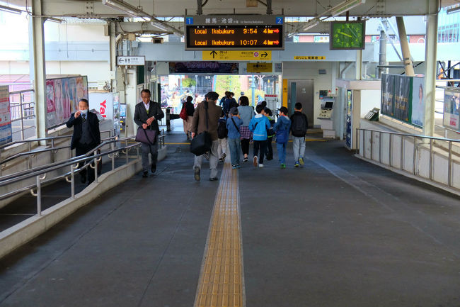 　ぞろぞろ降り立つ家族連れや<br /><br />　　中学生や高校生のグループ