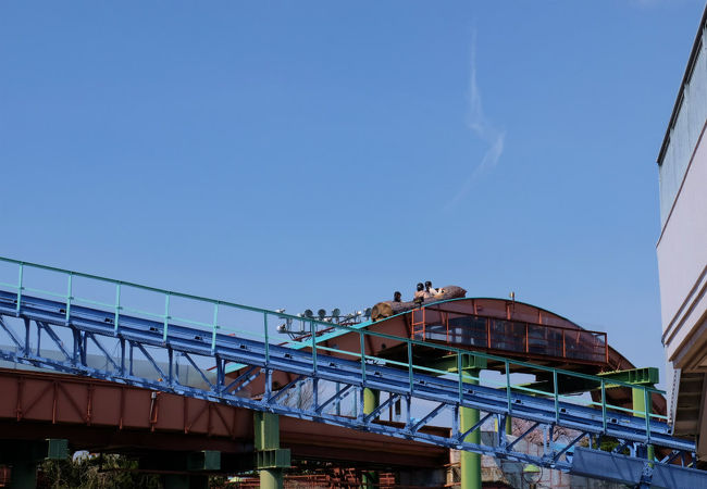 急流を曲がりくねり下る　丸木舟　<br /><br />　一番高い所に差し掛かってきました。