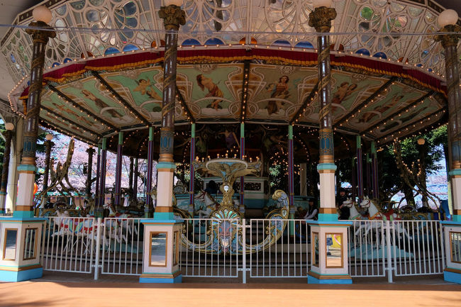 音楽に合わせて　ゆったりと回る<br /><br />　クラシックな回転木馬<br /><br />１９０７年　ドイツのミュンヘンの名工<br /><br />　ヒューゴー、ハッゼの作品<br /><br />世界勝地を遊園地を巡り<br /><br />　日本の豊島園の最高の名物になってます。<br /><br />日本機械学会　機械遺産にも指定されています。<br /><br />