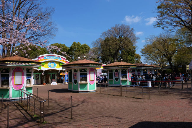 並んでる　春休み　天気もいい<br /><br />　前日５日までは桜祭りのお蔭かな。<br /><br />　１０時開園まであと少々。。