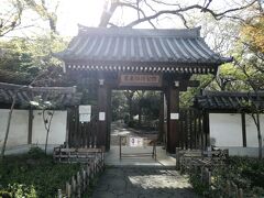 稲荷神社の先に名主の滝公園。門構えは立派。