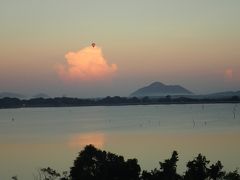 ９日目、スリランカでは自然に早起きに

夜明けのカンダラマ湖に、気球浮かんでいます
今日は、午前中はホテルのプールでのんびりして、昼からダンブッラの石窟寺院に立ち寄ってキャンディに向かいます。