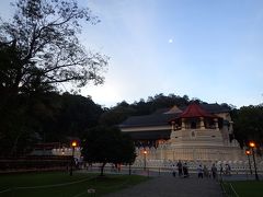 「仏歯寺」(1500Rs)
１７時過ぎ、宿にチェクイン後、仏歯寺のプージャに向かいます