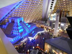 ラスベガスのホテルLuxor；ピラミッドの内部。廊下から見下ろした吹き抜けの巨大空間