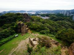 山頂展望台に登ってみます。向こうに横須賀の海が見えます。