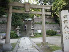 お腹いっぱいになった後は、周辺をブラブラしてみます。

諏訪大神社