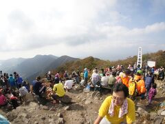 山頂に到着です。たくさんの登山客がいます。残念ながら富士山は見えませんでした。