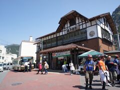 駅近くの駐車場にクルマを置いて路線バスに乗り込みます。