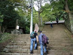 大山ケーブルカーには乗らず急な階段を登って行きます。登山するカッコでは無いですね(^^;