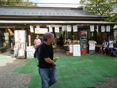 バスを降りてから1時間半ほどで、阿夫利神社下社前の茶屋に到着です。