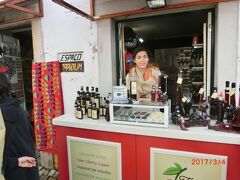 オビドス旧市街を散策します。
サンタマリア教会を目指します。
道の両側には土産屋がズラリと並んでいました。
