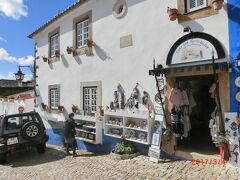 ポルタ・ダ・ヴィラから
ディレイタ通り
Rua Direita
を終点まで歩いて城壁に入りました。
ここは終点のサンチャゴ教会の前で、坂道になっています。