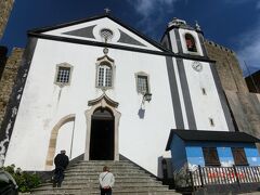 ポルタ・ダ・ヴィラからディレイタ通りを突き当たりまで行くと
Igreja de Santiago
サンチャゴ教会
があります。
サンタマリア教会に入ったので、サンチャゴ教会には時間がないので
入りません。
隣の城壁を見に行きます。