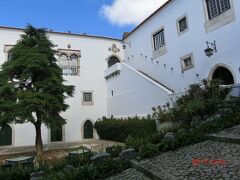 ポウサーダ デ オビドス カステロ ホテル デ オビドス 
と言うホテルです。
この上から見ている人がいたので、上がって行くと、
門がありホテルの宿泊客しか行けないのでしょうね。