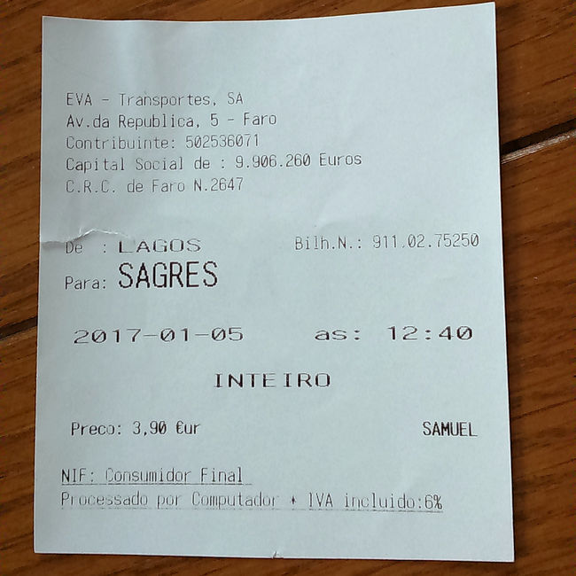チケットブースでサグレス行きの切符を購入。<br />ラゴス～サグレス～サン・ビンセント岬のバスはこちら↓でチェックしていました。<br />http://www.algarvebus.info/012.htm<br /><br />12:40ラーゴス発のバスは13:35にサグレスに到着予定。<br />このサイトの表からだと別のバスで14:25サグレス発、14:35サンヴィンセント岬に到着になっていたのでサンビンセントまで通しで購入できるか尋ねると<br />ここでサグレスまでの切符を売る、サグレス～サンビンセント間は運転手に支払うように、とのこと。<br /><br />また、ラーゴス～サグレス間は往復かと確認され、<br />サグレスで1泊するのでラーゴスには明日戻ると答えると<br />明日のサグレス～ラーゴス間の切符も運転手から購入するようにとのことでした。