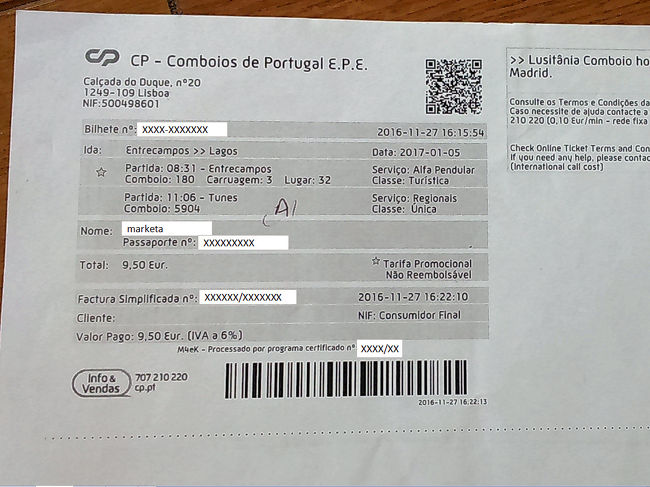 リスボン～ラーゴスの鉄道チケットは事前にポルトガル鉄道のHPから予約していきました。<br />https://www.cp.pt/passageiros/en/<br />オンライン予約は乗車日の2ヶ月前から可能らしいけど私は旅程が固まった40日ほど前に購入。<br />2nd class 通常料金22.7ユーロのところ、Special offer　9.5ユーロで購入できました。<br /><br />リスボンの旅行記にも書きましたがラーゴスに向かう日は濃霧で車窓の景色はほとんど楽しめませんでした。しかも電車が遅れていたのでちゃんと乗換の次の電車に間に合うかちょっと心配。<br /><br />途中、検札に来た車掌さんが「A1」と書き込んでいったので、トゥネスで乗り換える時にプラットホーム「A」に次の電車が来るのかと思っていましたが