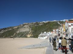 今日はポルトガル初めての観光。
ロカ岬からオドビスを観光してナザレに来てランチです。
今日はポルトに宿泊です。
ナザレのシティオ地区
O Sitio
の下に美しい砂浜が続いています。
シティオ地区は高台の地区で、昼食後行きます。
展望がいいそうです。
ケーブルカーが上まで通っているそうです。
