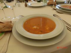 ペスカドーレス地区の奥の方、ケーブルカーがある付近の
浜辺のレストラン
サン・ミュゲル
Restaurante Sao Miguel
で昼食です。