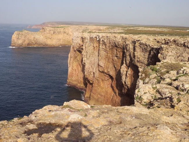 この時はバスターミナルまでぶらぶら歩きチケットを購入していたらそんなに時間的余裕は無く、デスコブリメントス通り沿いのお店をちらっと見ただけでラーゴスを発ちました。<br /><br />ラーゴス～サグレス間は路線バスなので途中小さな町でいくつか停まり、通学の学生なんかも乗り降りしながら約1時間でサグレスに到着。<br /><br />さらにそこからバスで10分、ユーラシア大陸最南西端のサンヴィンセント岬でたそがれて<br />（別に旅行記作成します）