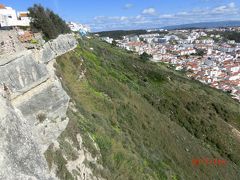ケーブルカー (ナザレ)
Funicular (Nazare)
が、崖の上のシティオ地区から、
崖の下のペスカドーレス地区を結んでいます。
乗りたかったけどツアーなので観光バスで
遠まわりして展望台に来ました。