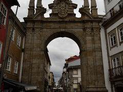 アルコ・ダ・ポルタ・ノヴァ．
町のメインゲートで，ガスパールの庇護下1772年から73年にかけて王家の出資により建設されたとのこと．